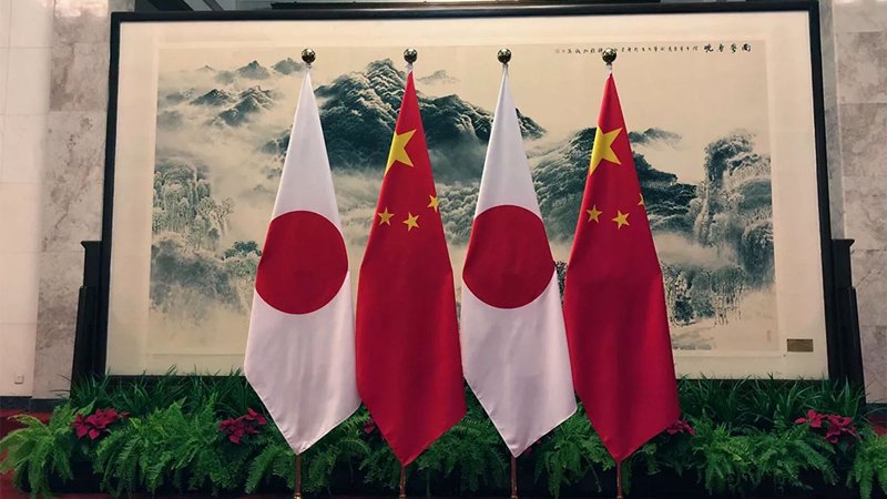 最近、日本社会では「日本は深刻なコメ不足に陥っている」という噂が中国語のSNSを中心に拡散され、国民の間で買い占めや盗難といったパニック行動が相次いでいる。小泉農林水産大臣が備蓄米の放出や台湾からの輸入による安定供給を発表したにもかかわらず、虚偽情報による混乱は簡単には収まっていない。この一連の世論操作は、かつての福島処理水に関する騒動と類似しており、その背後には中国が日本に対して仕掛ける情報戦略の意図が見て取れる。目的は社会の安定を揺るがすことだけでなく、政府や制度に対する信頼の土台を崩すことにある。