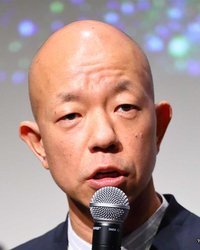 人気お笑い芸人バイきんぐ・小峠英二さんが一般女性との結婚を発表し、多くのファンから祝福の声が寄せられている。1996年にコンビ結成後、16年目にして「キングオブコント」で優勝、以降はバラエティ番組やMCとしても活躍し、いまや日本を代表する芸人の一人となった小峠さんの人生の節目に、国民の関心が集まっている。