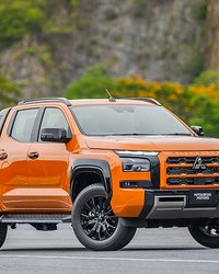 三菱自動車が中国市場から完全撤退した。背景には、中国政府主導のEV（電気自動車）振興策と、それに対応できなかった日本メーカーの失速がある。これは単なる企業の経営判断ではなく、日本の自動車産業全体に突きつけられた警告といえる。