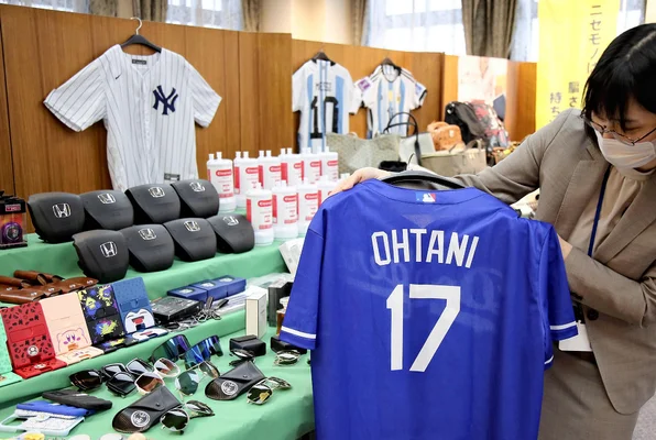 中国発の偽ブランド氾濫　「ＯＨＴＡＮＩ」ユニフォームからカードまで　日本社会に迫る危機