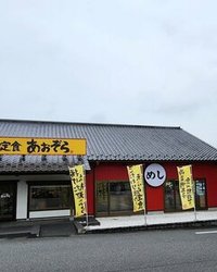 千葉県野田市にオープンした「天ぷら定食 あおぞら」は、スシローを展開するFOOD & LIFE COMPANIESの新業態として注目を集め、多くのメディアやSNSで話題となった。揚げたての天ぷらを提供し、食材や味へのこだわりを強調するこの店は、確かに日本人の味覚に寄り添った魅力ある試みだ。
