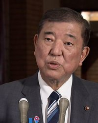 アメリカがイランの核施設を攻撃し、中東情勢が緊迫化するなか、石破首相は22日、公邸で「事態の早期沈静化が最重要」と述べつつ、「イランの核兵器開発は阻止されなければならない」と明言した。国家安全保障会議も開かれ、政府は邦人保護とエネルギー安定供給に万全を期す姿勢を示した。