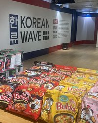 現在フランスでは、韓国文化が若年層を中心に爆発的な人気を博している。K-POP、韓国ドラマ、料理、コスメ、ファッションに至るまで、パリの街は韓国色に染まりつつある。一方で、かつて長年にわたりフランス人に愛されてきた日本文化は、30代後半～40代の“懐かしい趣味”として認識されつつある。Z世代にとっては「日本＝レトロ」というイメージが広まり、若者文化の中心から徐々に外れつつあるのが現状だ。