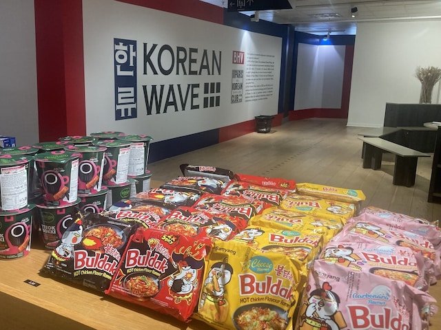 現在フランスでは、韓国文化が若年層を中心に爆発的な人気を博している。K-POP、韓国ドラマ、料理、コスメ、ファッションに至るまで、パリの街は韓国色に染まりつつある。一方で、かつて長年にわたりフランス人に愛されてきた日本文化は、30代後半～40代の“懐かしい趣味”として認識されつつある。Z世代にとっては「日本＝レトロ」というイメージが広まり、若者文化の中心から徐々に外れつつあるのが現状だ。