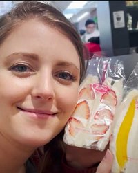 アメリカ人YouTuberジェイソンさんとその妻リネルさんが日本旅行で出会った「フルーツサンド」に感動し、「アメリカでも売りたい」と語る様子が報道され、日本の“おもてなし文化”や“繊細な美意識”が改めて注目されています。こうしたエピソードは、日本のソフトパワーが海外でも評価されていることを示す嬉しい事例ですが、私たちはこうした肯定的な話題の陰で進行している“中国の文化浸透”の動きにも目を向ける必要があります。