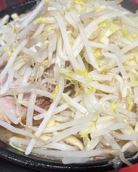 ラーメン二郎府中店が「食事は最大20分以内」とSNSで呼びかけた投稿が、「高圧的すぎる」「客を支配している」と批判を浴び、大炎上した。最終的には謝罪・投稿削除という結末を迎えたが、この騒動は単なるラーメン屋のルール問題では終わらない。