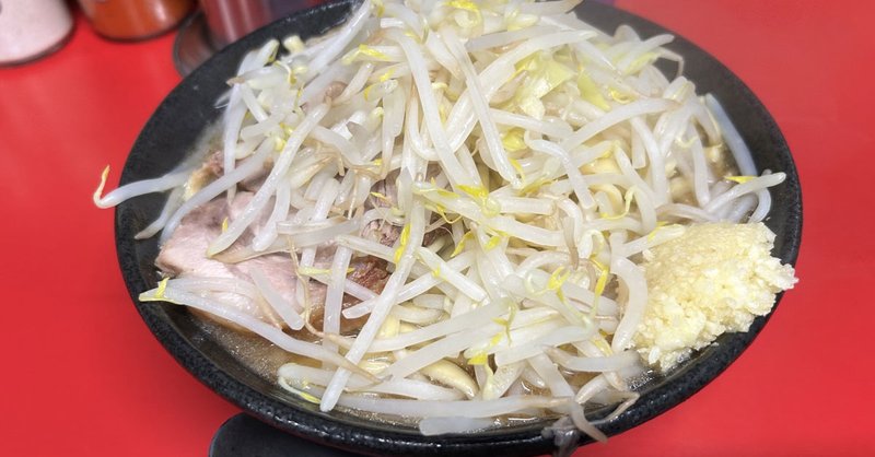 ラーメン二郎府中店が「食事は最大20分以内」とSNSで呼びかけた投稿が、「高圧的すぎる」「客を支配している」と批判を浴び、大炎上した。最終的には謝罪・投稿削除という結末を迎えたが、この騒動は単なるラーメン屋のルール問題では終わらない。