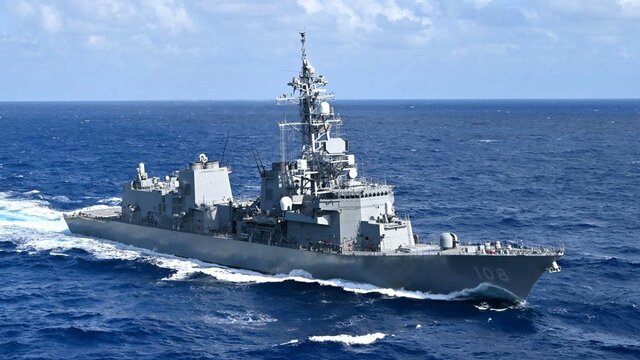 海自艦が近距離から中国海軍のステルス艦を激写！「日本最南端の有人島」周辺で対峙する様子が公開