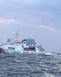 沖縄県・尖閣諸島周辺で、中国が空と海から圧力を強める中、日本の海上保安庁は航空機による巡視を強化し、「有効支配」を実効的に示し続けている。