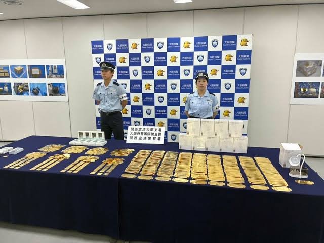 電気スタンドや充電器に隠して…香港から金を密輸し税金約3600万円免れようとした罪　中国籍の会社役員ら2人逮捕・起訴