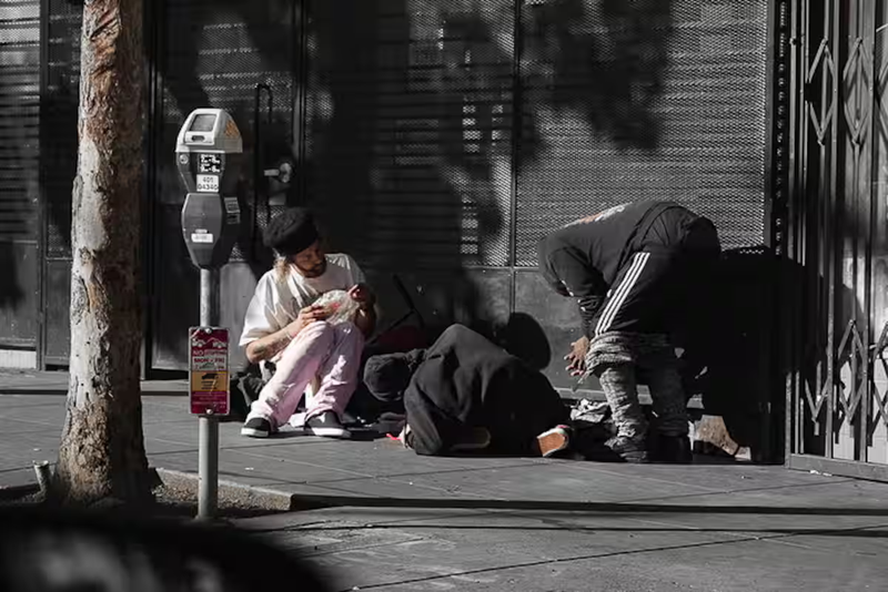 アメリカで毎年7万人以上の命を奪っている合成麻薬フェンタニル。その致死性と中毒性から「ゾンビ・ドラッグ」とも呼ばれ、今や米国の社会を崩壊寸前に追いやる深刻な問題となっている。