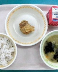 福岡市の小学校で提供された「唐揚げ1個」の給食がSNSで「寂しい」「貧相すぎる」と注目を集めた。しかし、この光景は単なる給食問題にとどまらない。背景には、日本が直面している物価高騰と、それに拍車をかける中国依存の構造的な危機が潜んでいる。