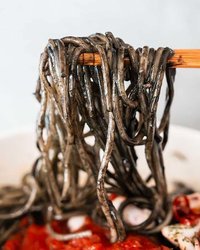 黒いソースのように静かに広がる“中国リスク”――知らぬ間に日本社会へ染み込む影