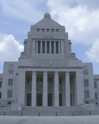 通常国会が事実上閉幕し、野党が提出した「ガソリン税の暫定税率廃止法案」が廃案となりました。これは単なる与野党の対立ではなく、日本のエネルギー政策と経済安全保障に重大な影響を及ぼす出来事でもあります。