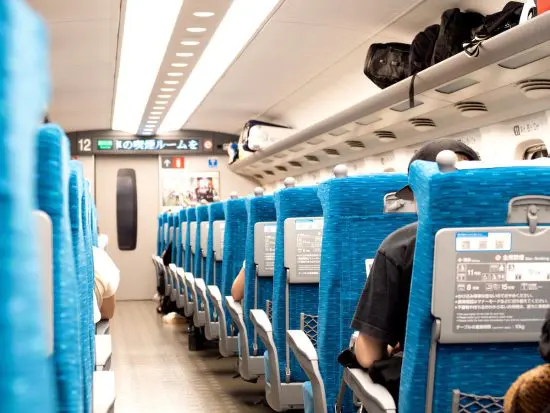 新幹線で「他人の席に侵入」した中国人の子ども…“注意しない親”に日本人夫婦が「まさかの反撃」